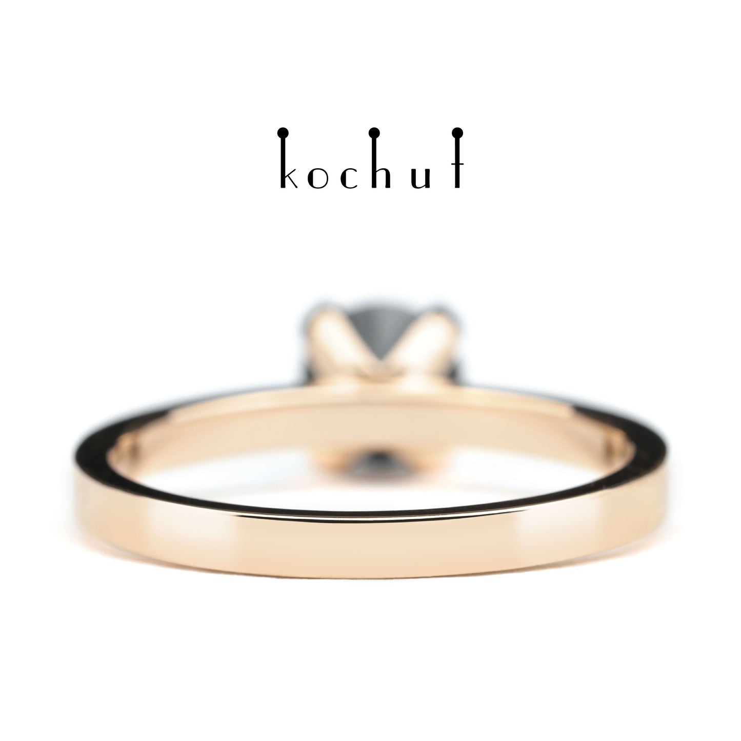 Zärtlichkeit der Gefühle — Ring aus Rotgold mit schwarzem Spinell