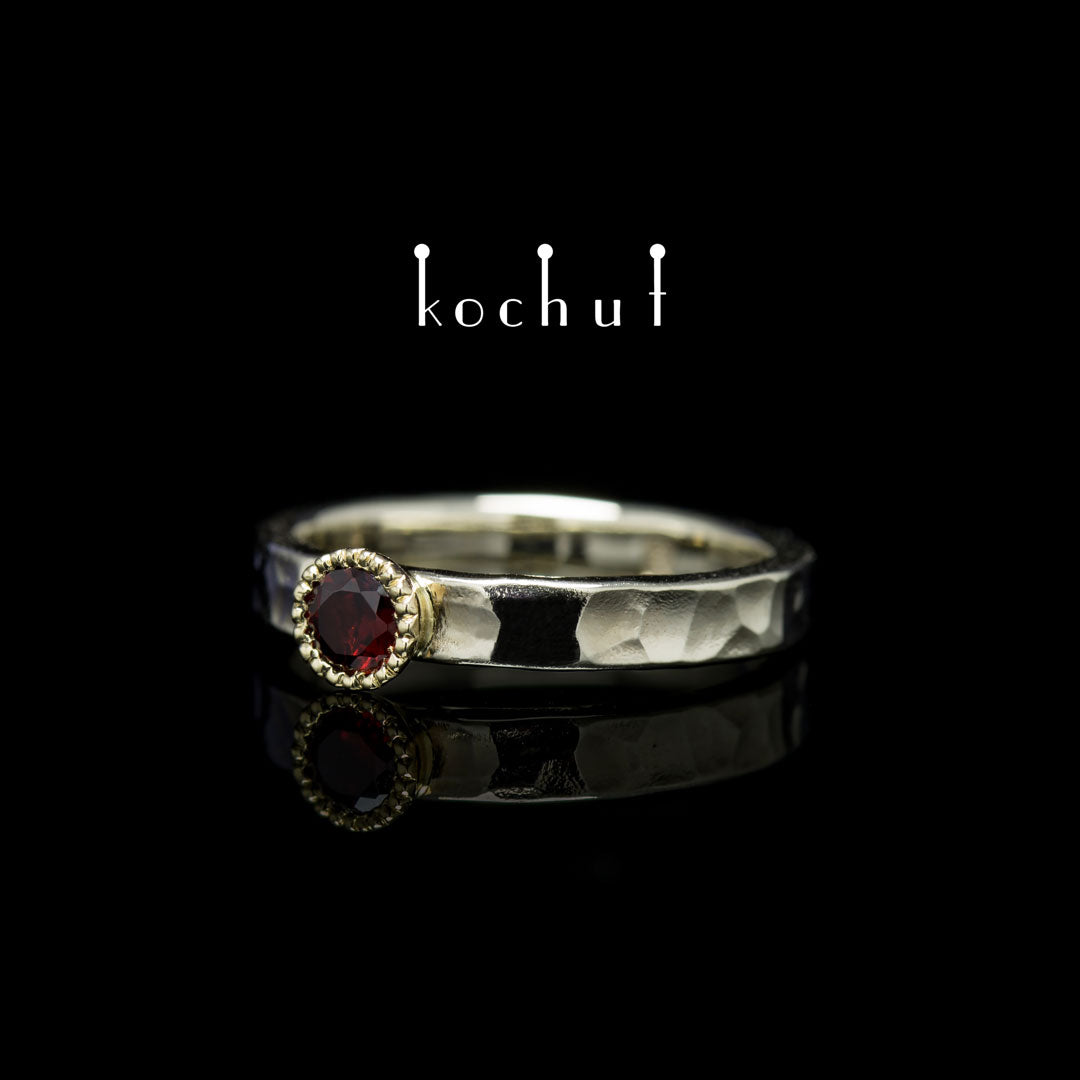 Thiamin — Ring aus Weiß- und Gelbgold mit Granat