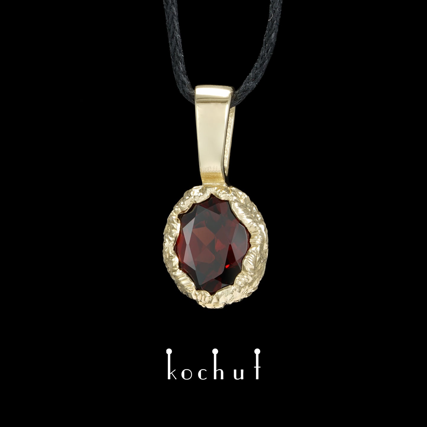 Quelle des Lebens — Anhänger aus Gelbgold mit rotem Granat