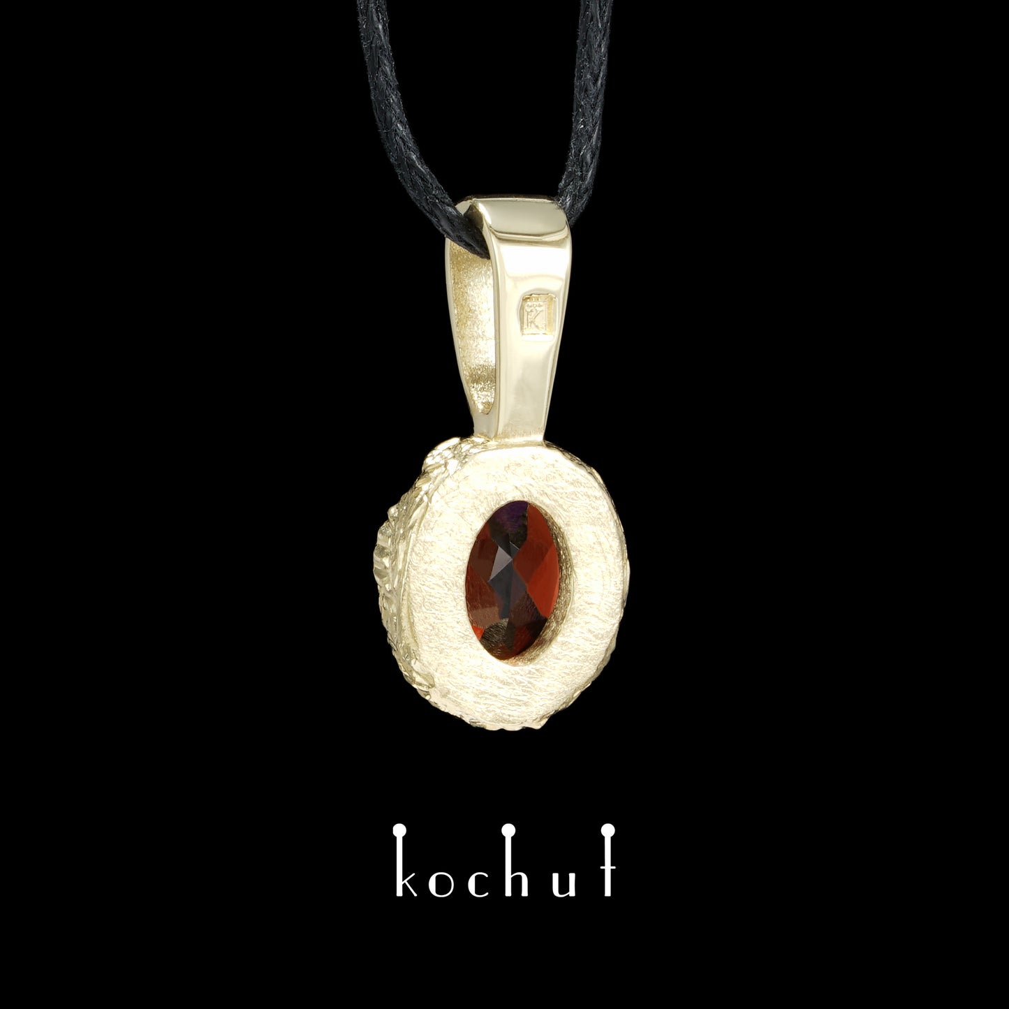 Quelle des Lebens — Anhänger aus Gelbgold mit rotem Granat