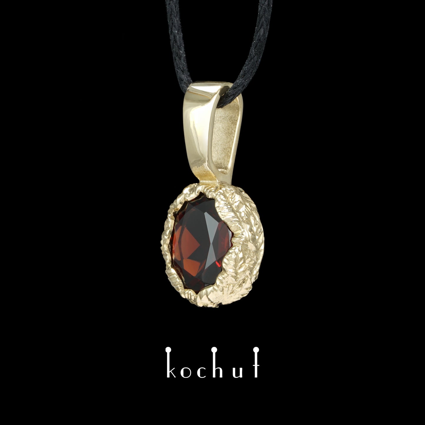 Quelle des Lebens — Anhänger aus Gelbgold mit rotem Granat