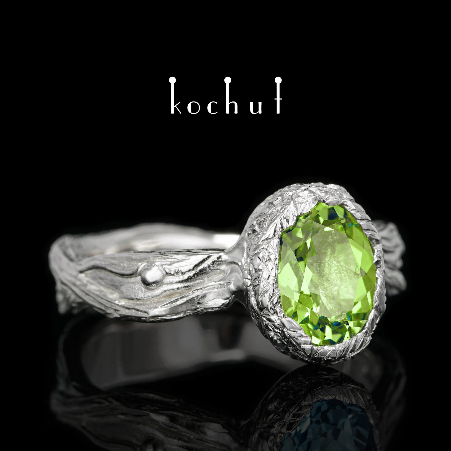 Quelle des Lebens — Ring aus Weißgold mit Chrysolith, beschichtet mit weißem Rhodium