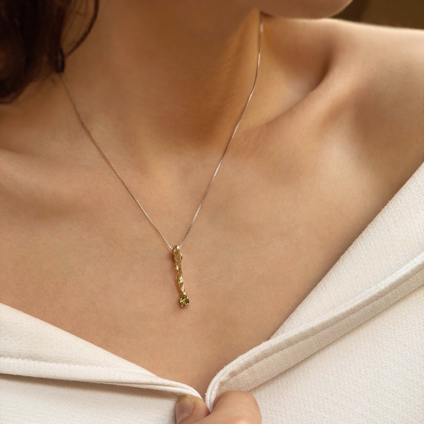 Kleiner Zweig — Anhänger aus Gelbgold mit Chrysolith