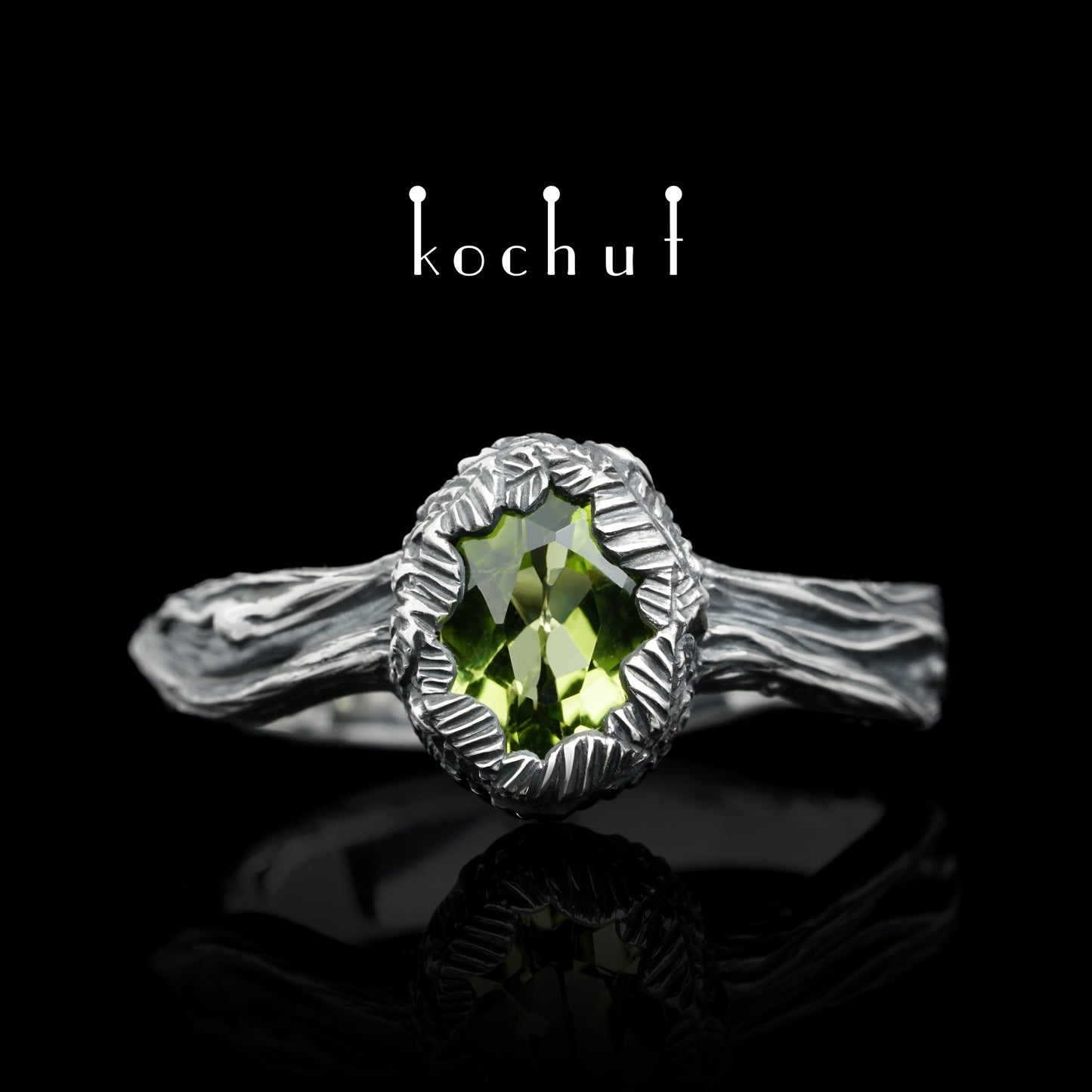 Quelle des Lebens — Ring aus oxidiertem Silber mit Chrysolith