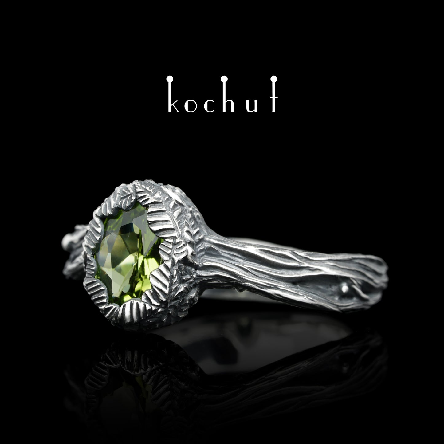 Quelle des Lebens — Ring aus oxidiertem Silber mit Chrysolith