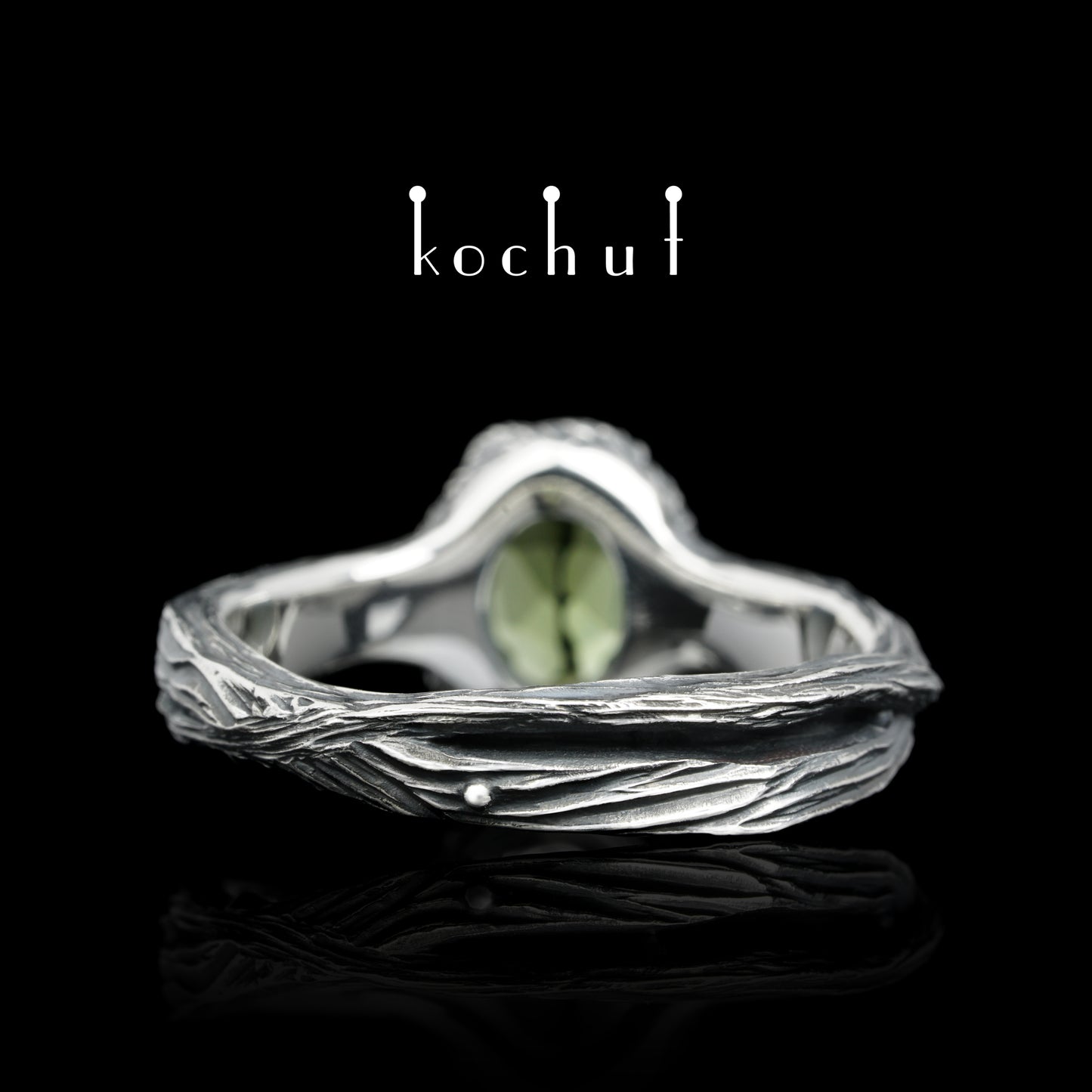 Quelle des Lebens — Ring aus oxidiertem Silber mit Chrysolith