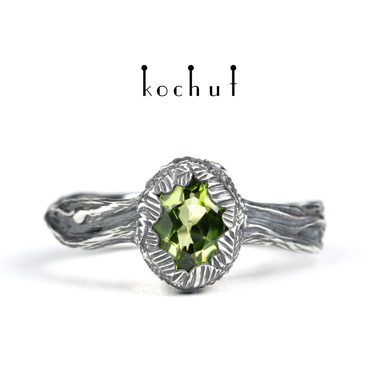 Quelle des Lebens — Ring aus oxidiertem Silber mit Chrysolith