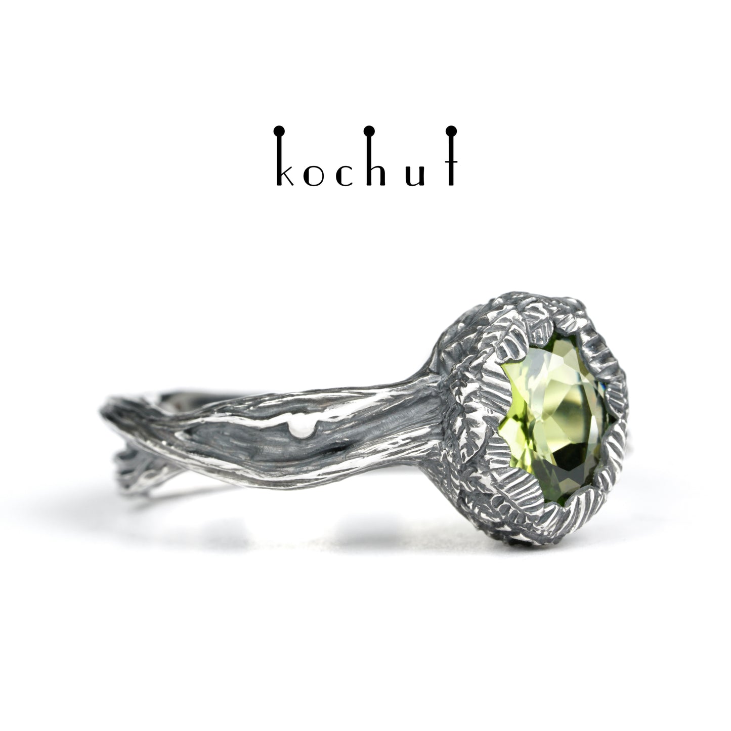 Quelle des Lebens — Ring aus oxidiertem Silber mit Chrysolith