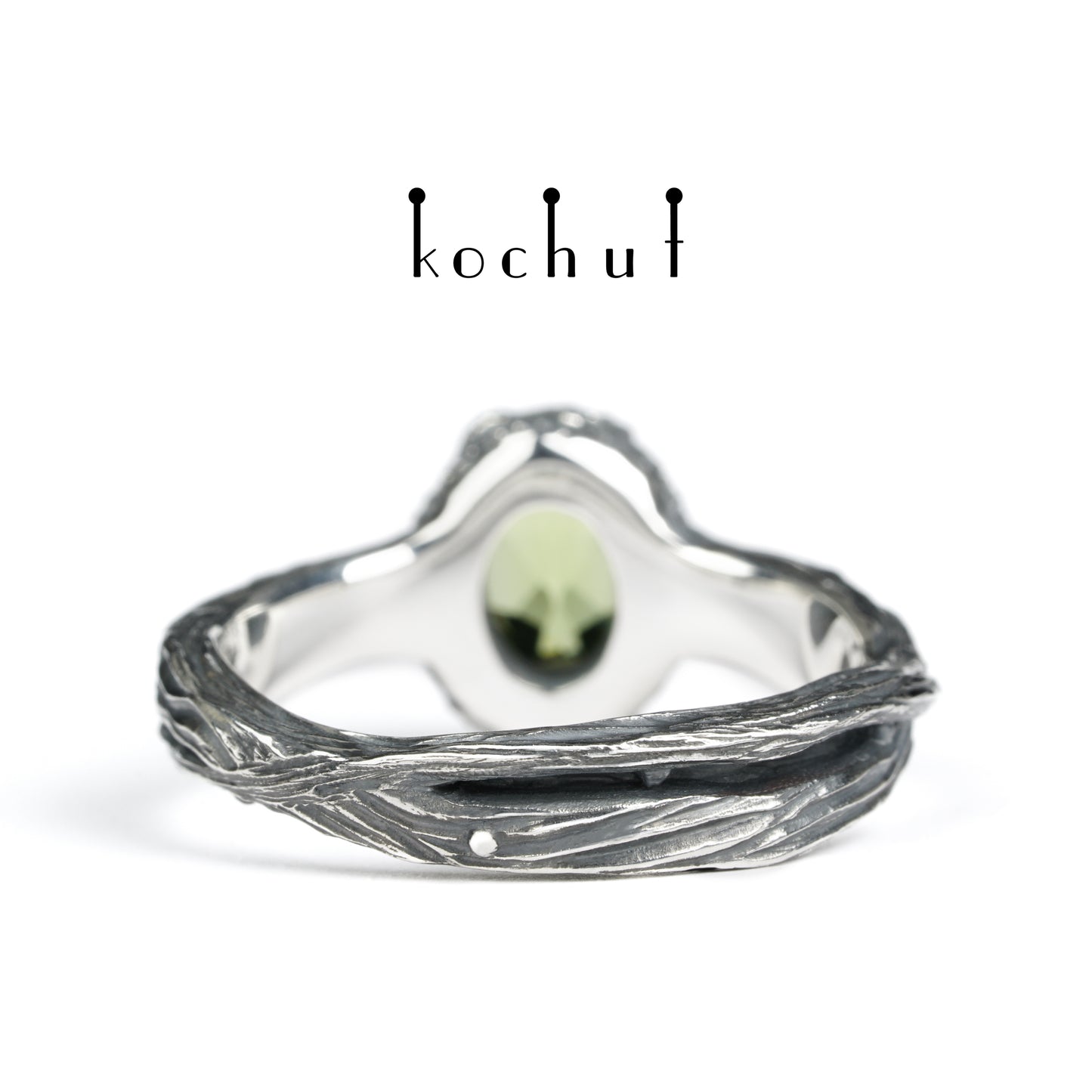 Quelle des Lebens — Ring aus oxidiertem Silber mit Chrysolith