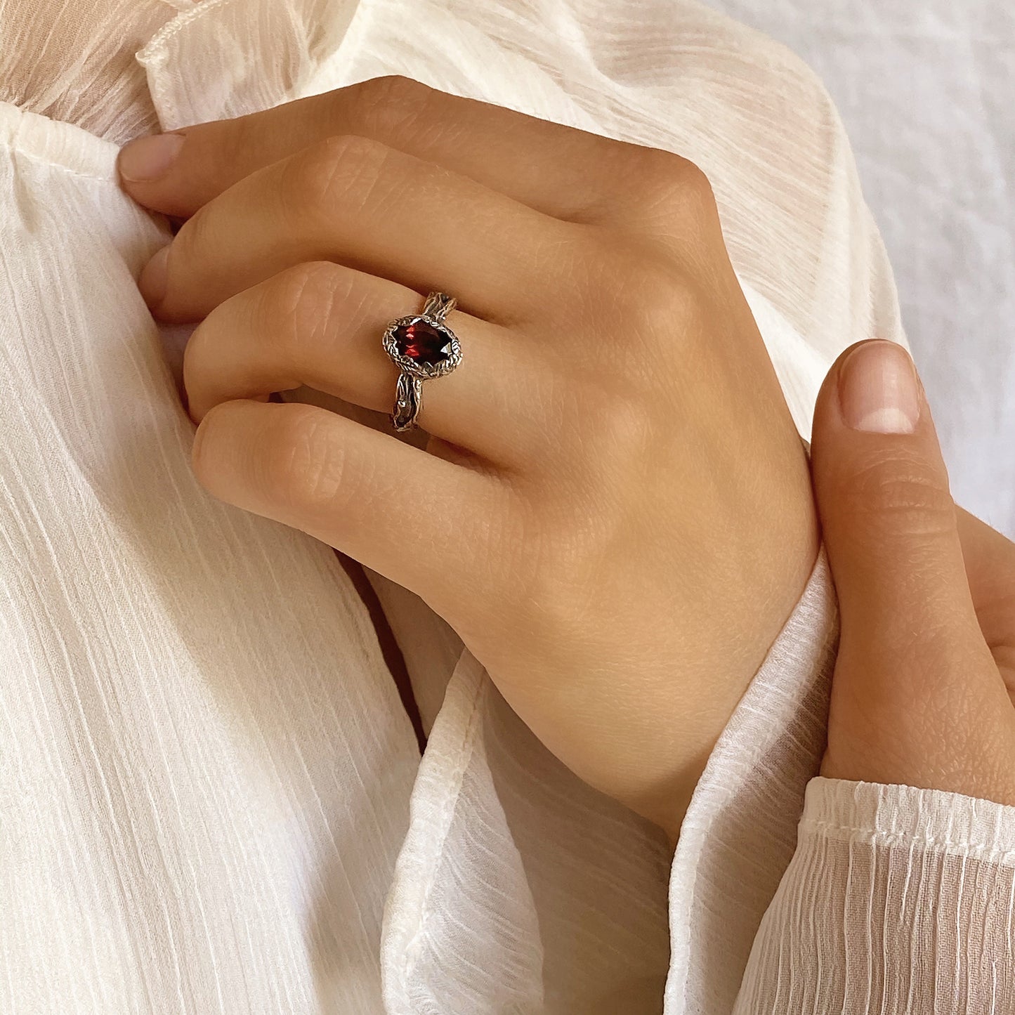 Quelle des Lebens — Ring aus oxidiertem Silber mit Granat