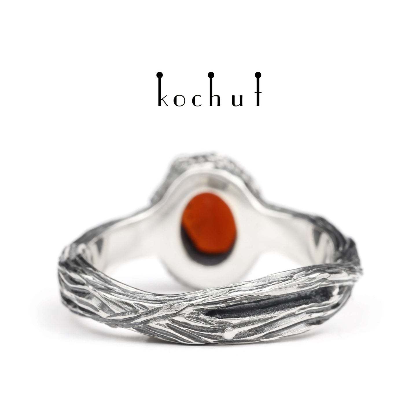 Quelle des Lebens — Ring aus oxidiertem Silber mit Granat