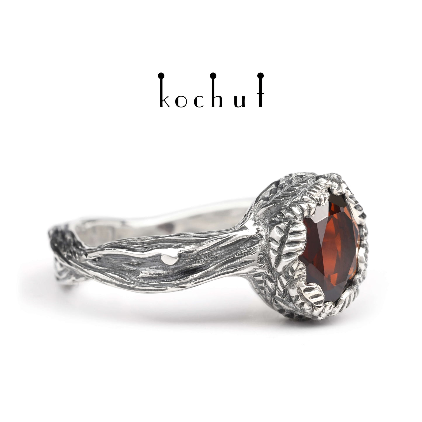 Quelle des Lebens — Ring aus oxidiertem Silber mit Granat