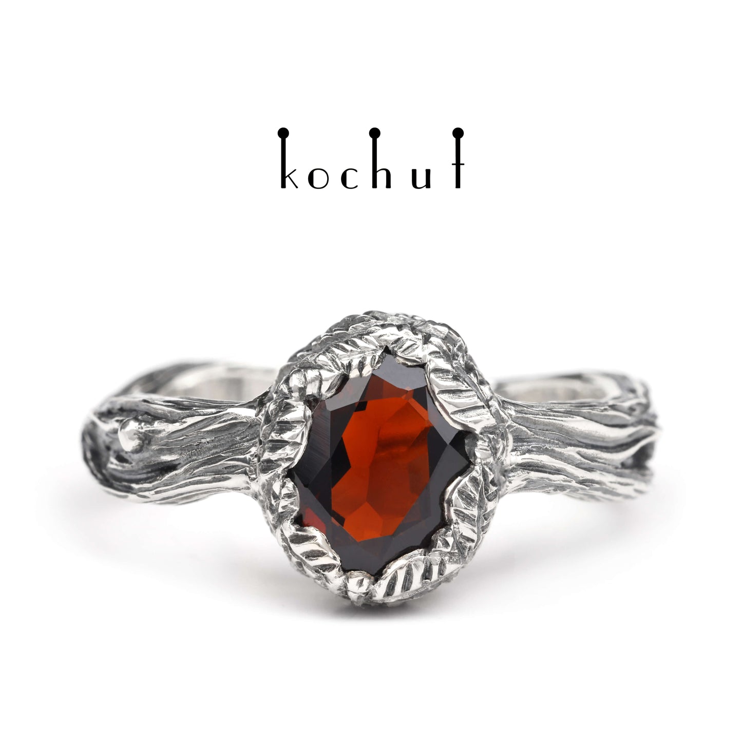 Quelle des Lebens — Ring aus oxidiertem Silber mit Granat
