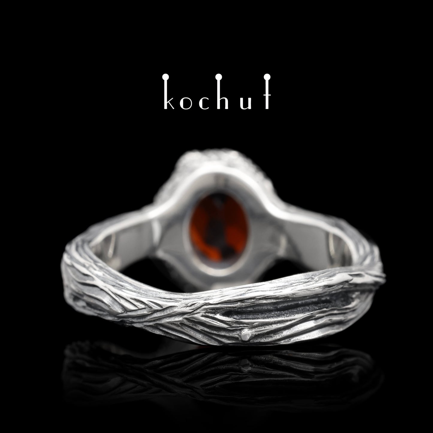 Quelle des Lebens — Ring aus oxidiertem Silber mit Granat