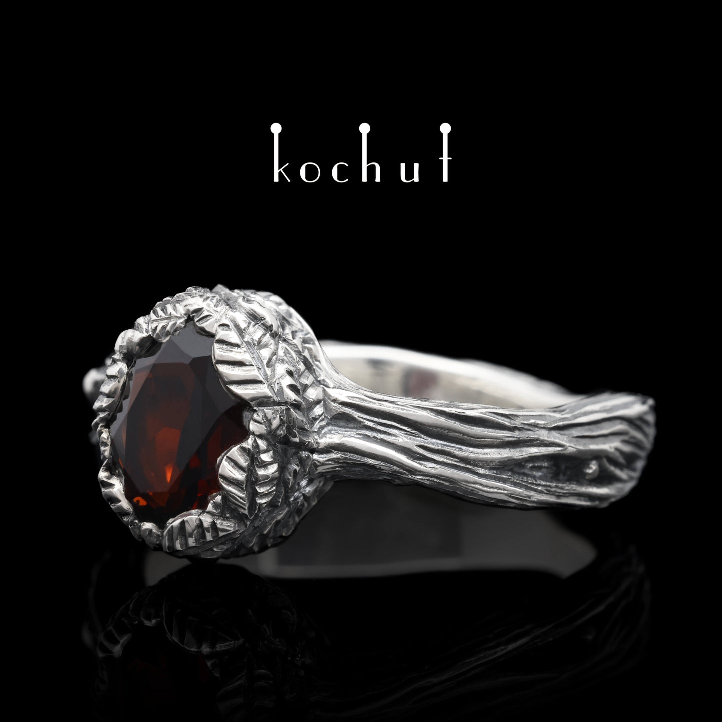 Quelle des Lebens — Ring aus oxidiertem Silber mit Granat