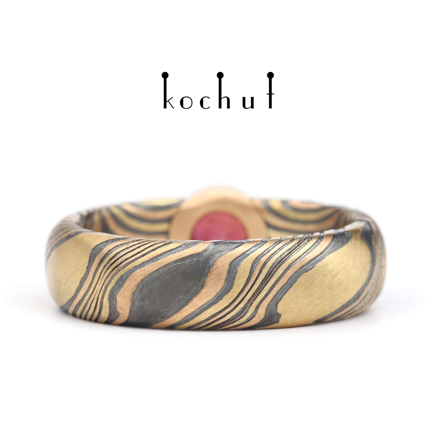 Schimmern — Mokume-Ring aus Gelb-, Rotgold, graviertem und oxidiertem Silber mit Rubin