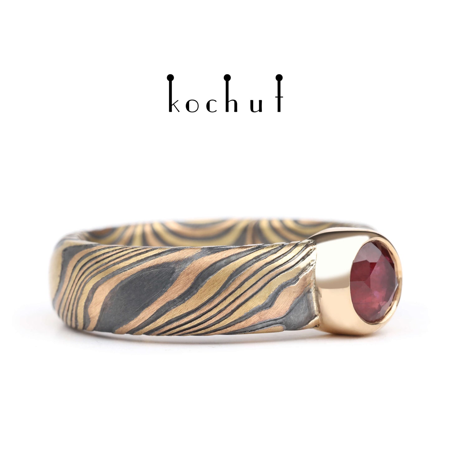 Schimmern — Mokume-Ring aus Gelb-, Rotgold, graviertem und oxidiertem Silber mit Rubin