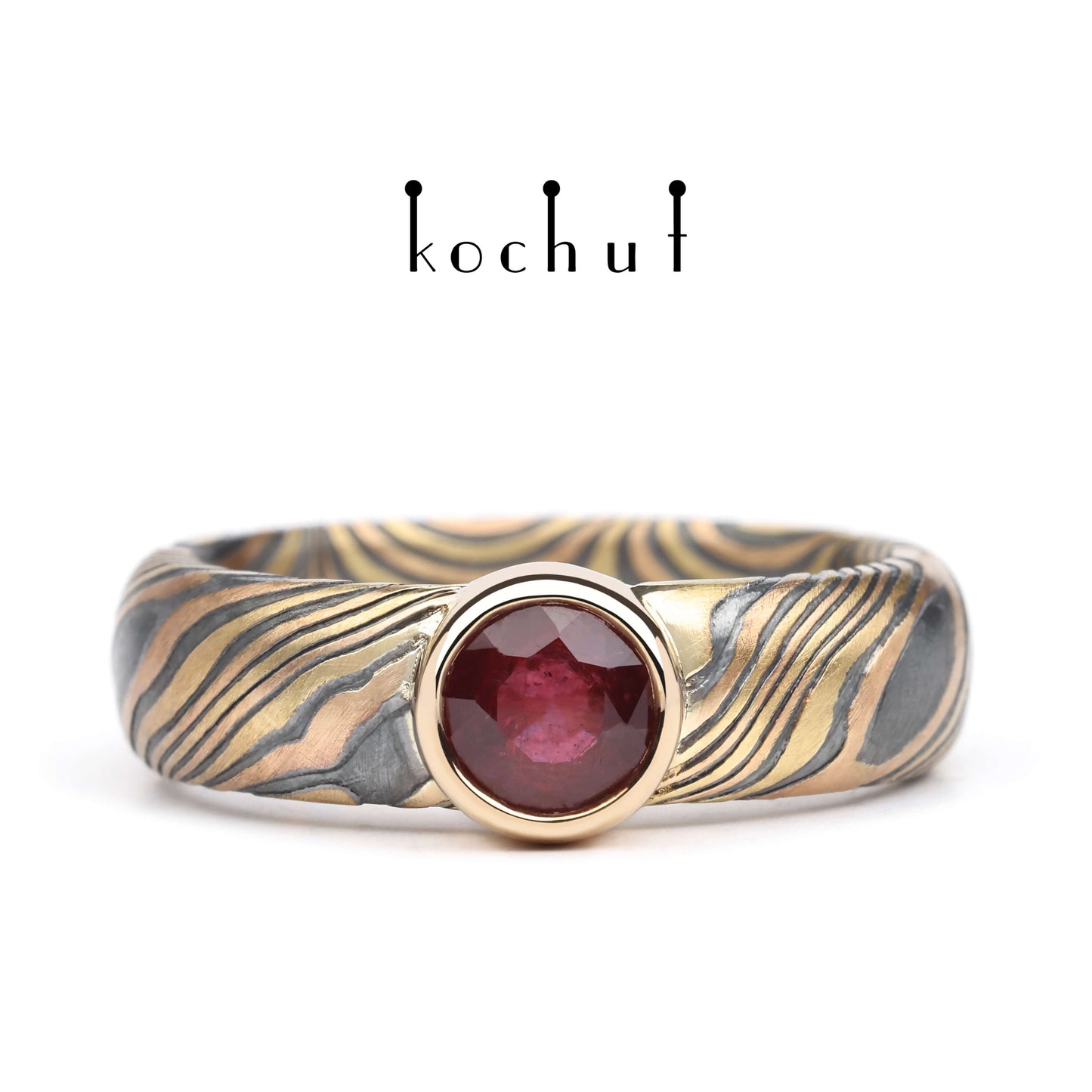 Schimmern — Mokume-Ring aus Gelb-, Rotgold, graviertem und oxidiertem Silber mit Rubin