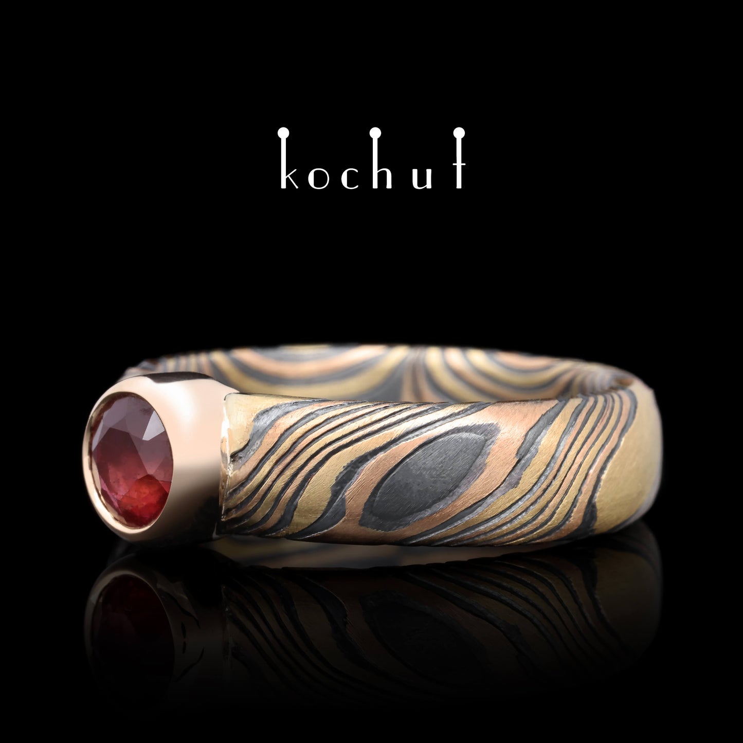 Schimmern — Mokume-Ring aus Gelb-, Rotgold, graviertem und oxidiertem Silber mit Rubin