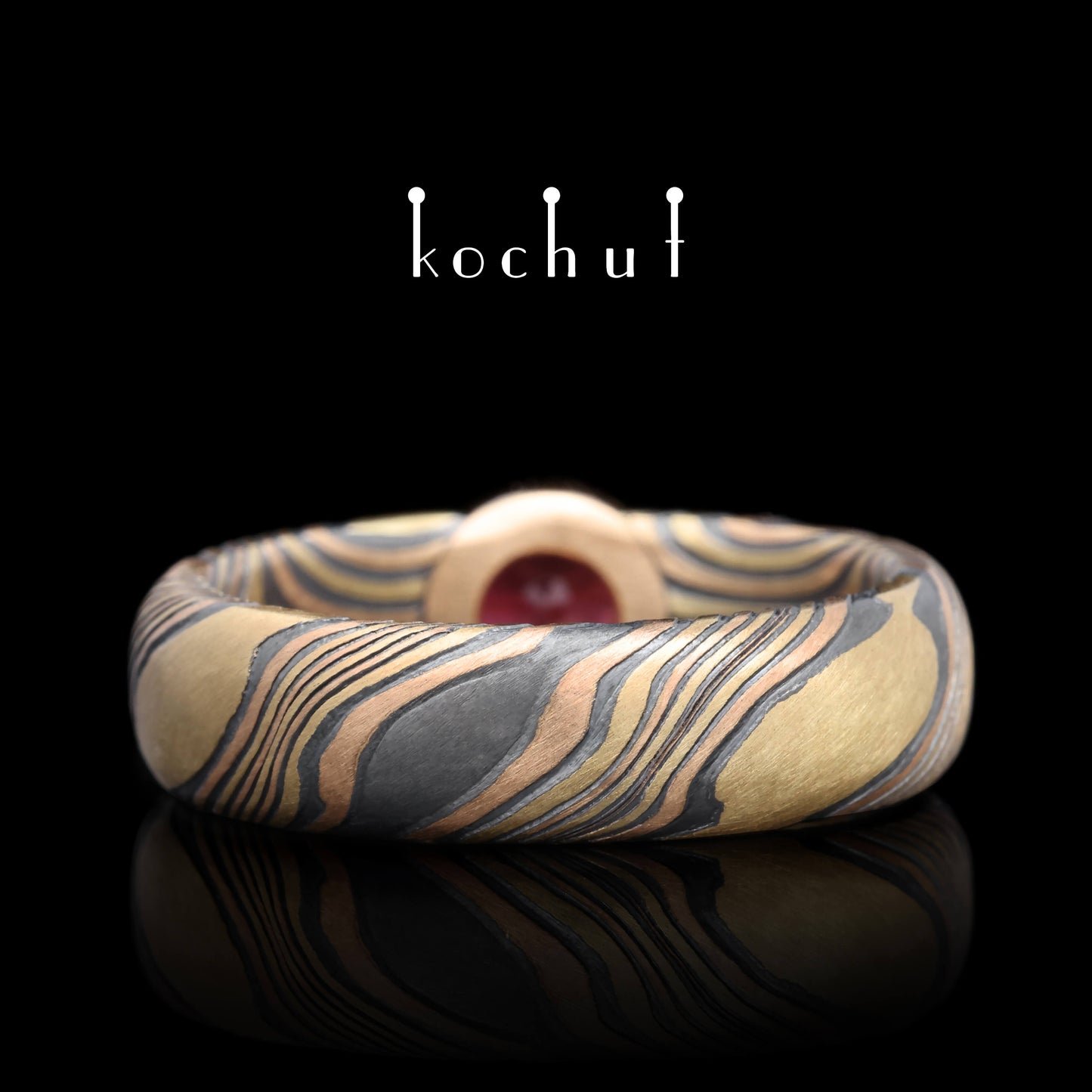 Schimmern — Mokume-Ring aus Gelb-, Rotgold, graviertem und oxidiertem Silber mit Rubin