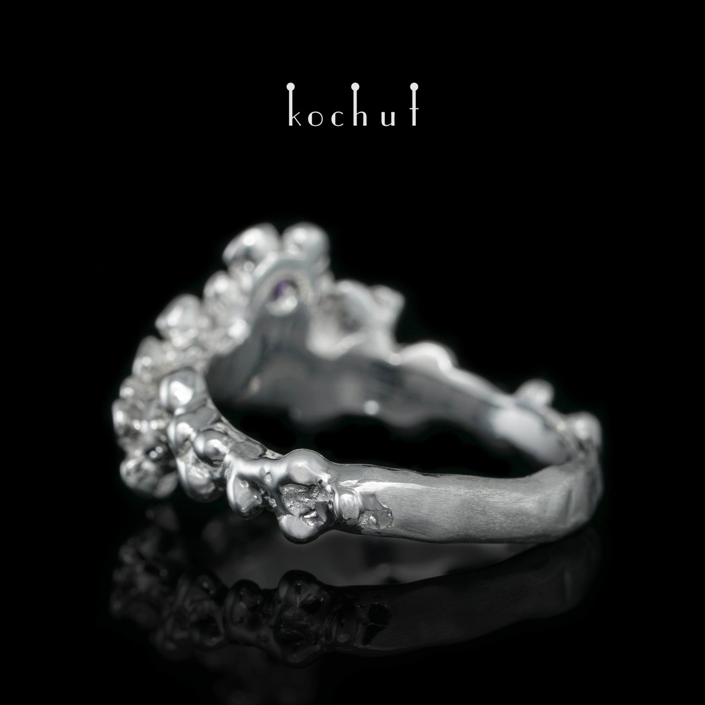 Blumenkrone — silberner Ring mit Amethysten, beschichtet mit weißem Rhodium
