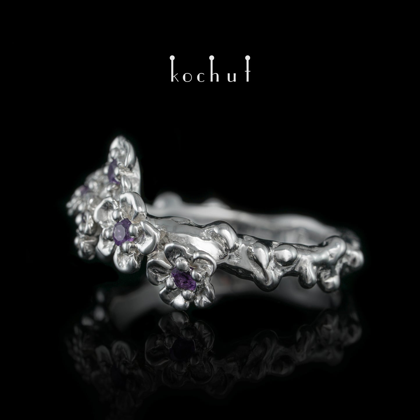 Blumenkrone — silberner Ring mit Amethysten, beschichtet mit weißem Rhodium