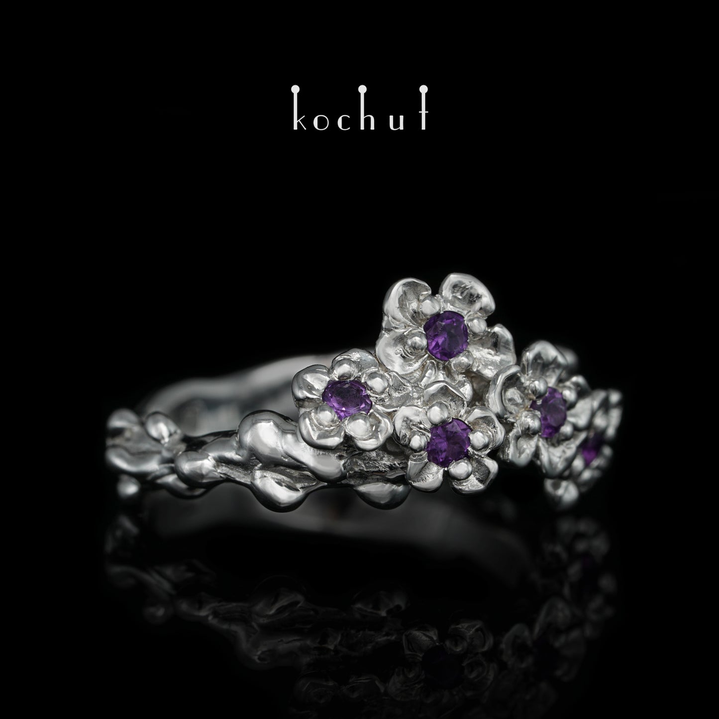Blumenkrone — silberner Ring mit Amethysten, beschichtet mit weißem Rhodium