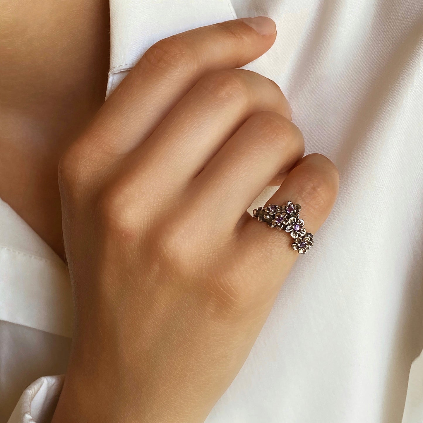 Blumenkrone — silberner Ring mit Amethysten, beschichtet mit weißem Rhodium