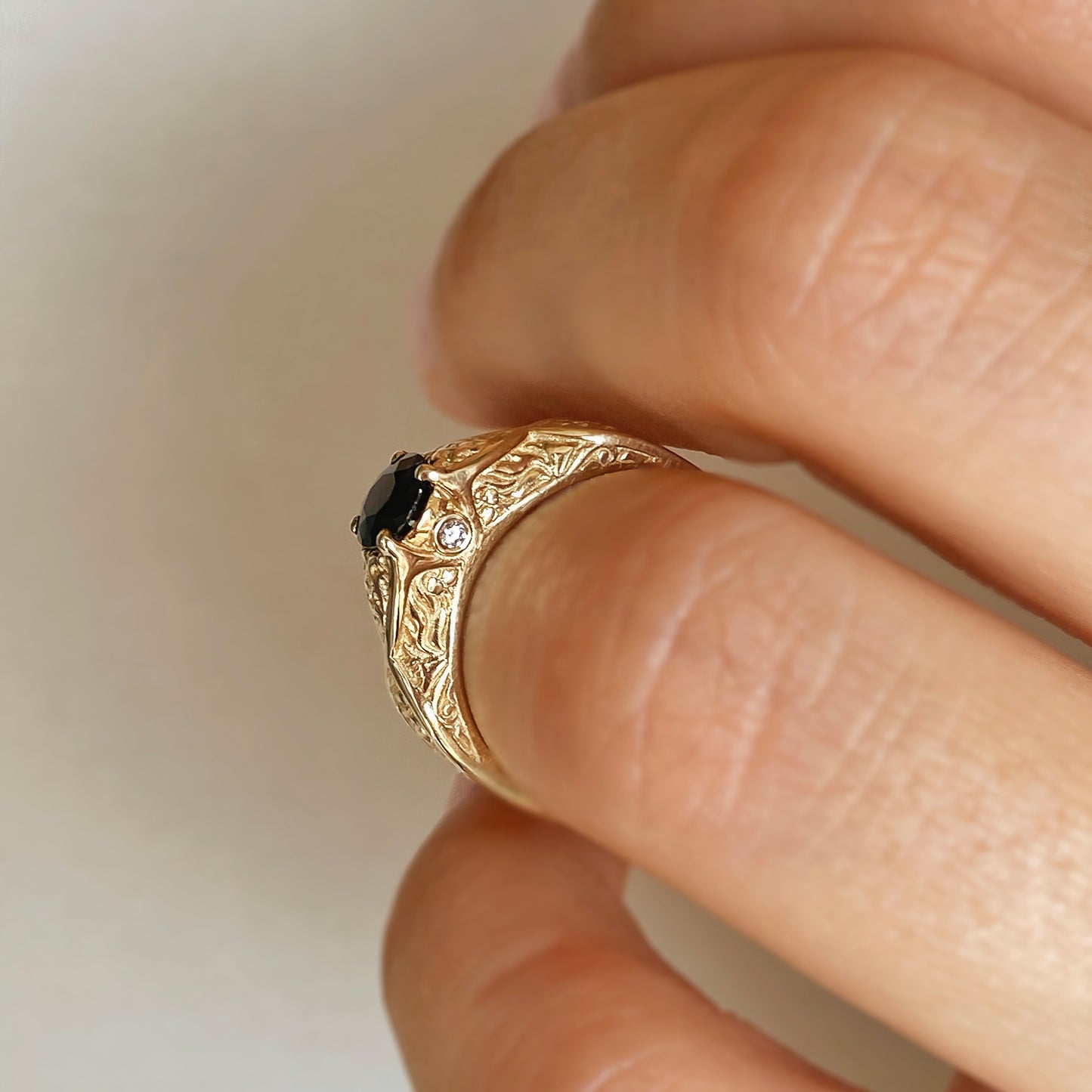 Versailles — Verlobungsring aus Gelbgold mit Saphir und Diamanten