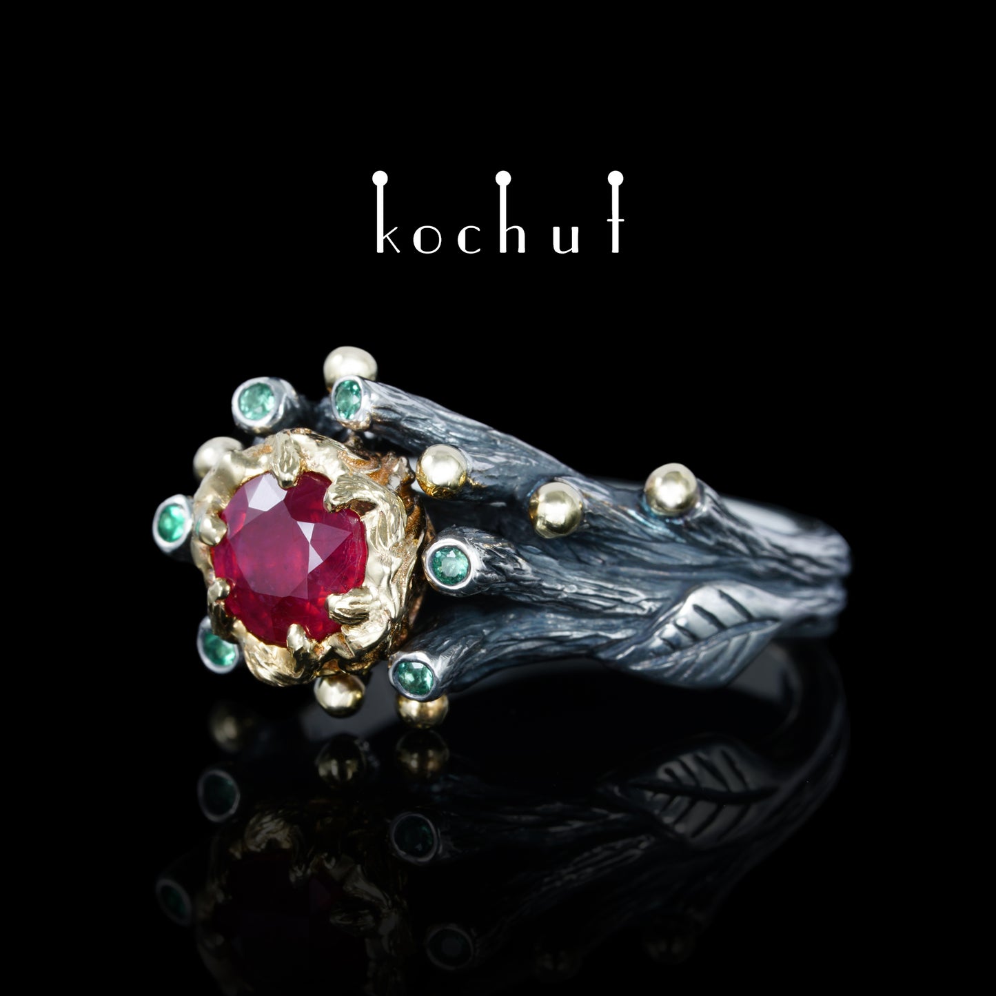 Triumph des Lebens — ein Ring aus oxidiertem Silber und Gelbgold mit Rubin und Smaragden