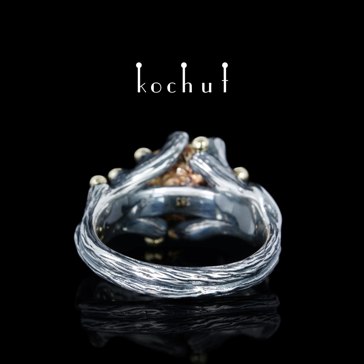 Triumph des Lebens — ein Ring aus oxidiertem Silber und Gelbgold mit Rubin und Smaragden