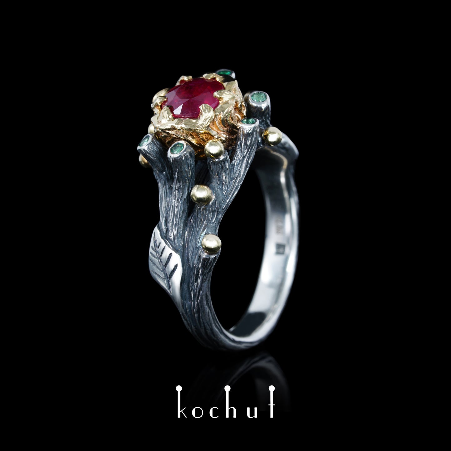 Triumph des Lebens — ein Ring aus oxidiertem Silber und Gelbgold mit Rubin und Smaragden