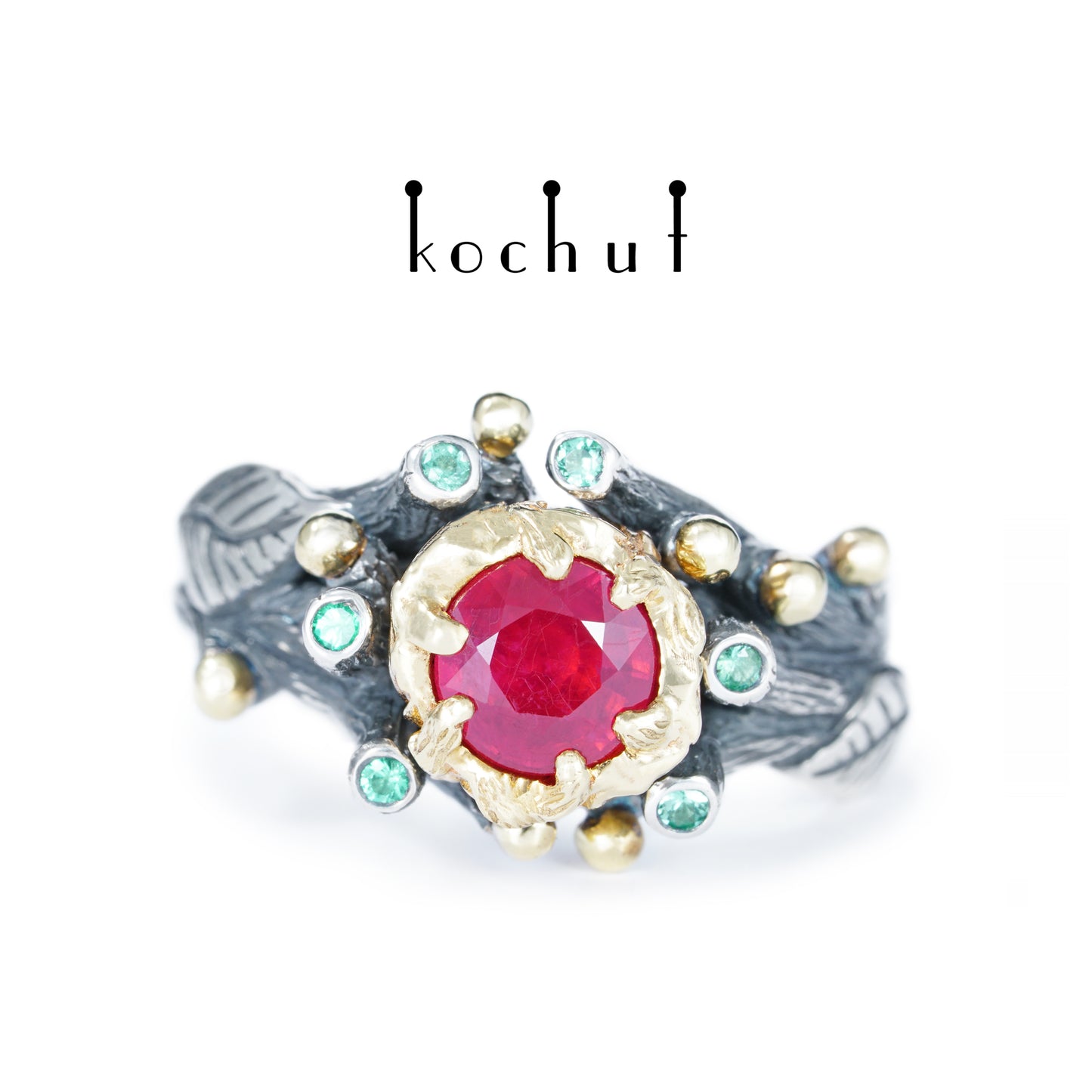 Triumph des Lebens — ein Ring aus oxidiertem Silber und Gelbgold mit Rubin und Smaragden