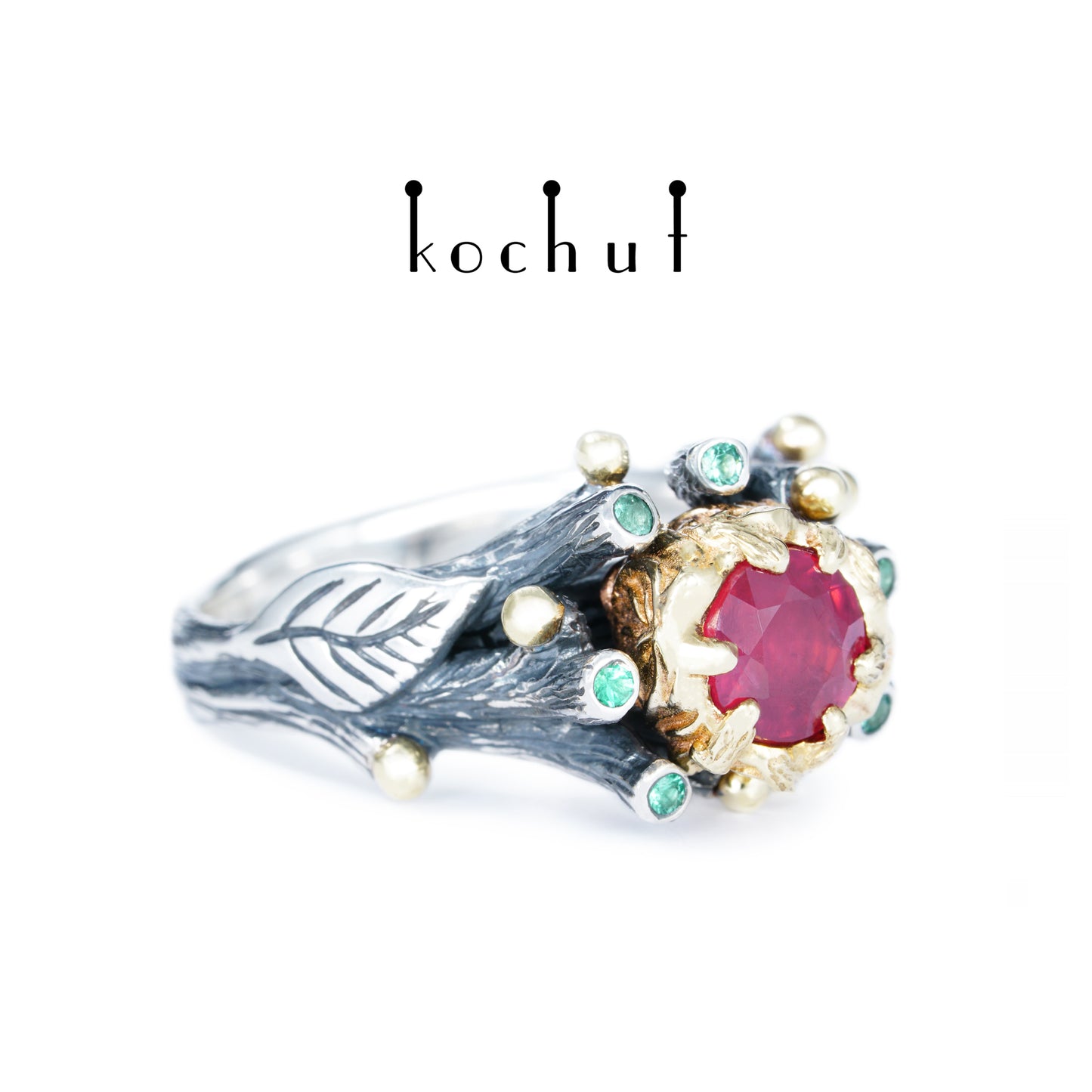 Triumph des Lebens — ein Ring aus oxidiertem Silber und Gelbgold mit Rubin und Smaragden