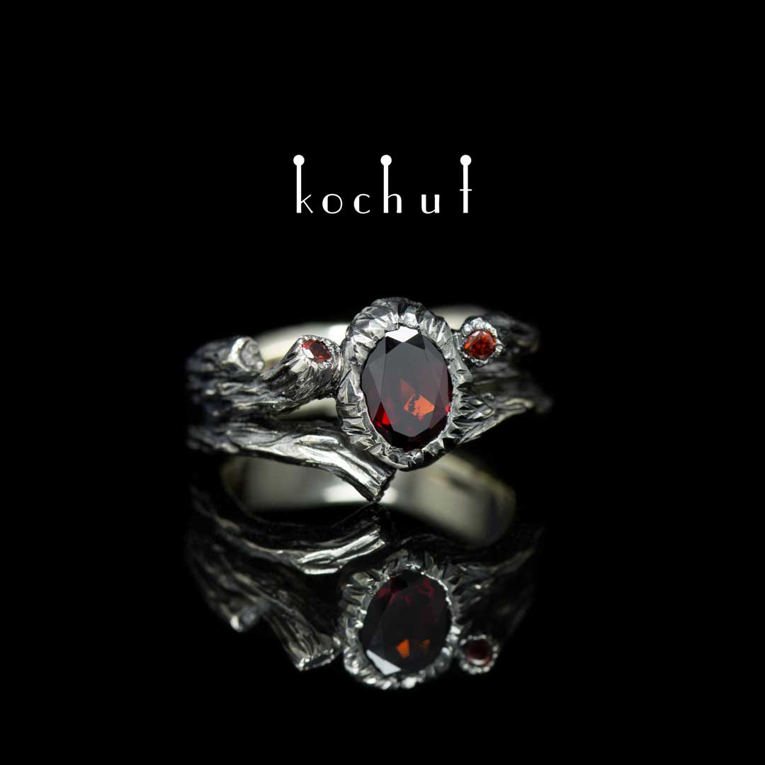 Süße Frucht — Ring aus Weißgold und roten Granaten, beschichtet mit schwarzem Rhodium
