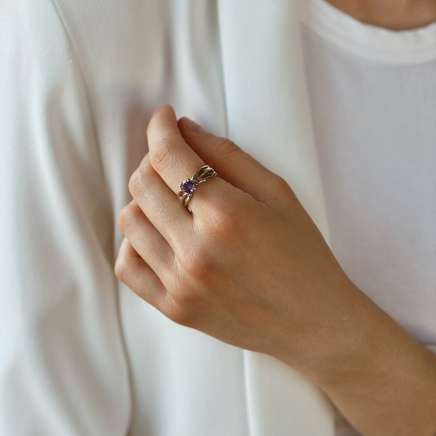 Mein kleiner Stern — ein Ring aus Weißgold mit schwarzer Rhodium-Beschichtung und Amethyst