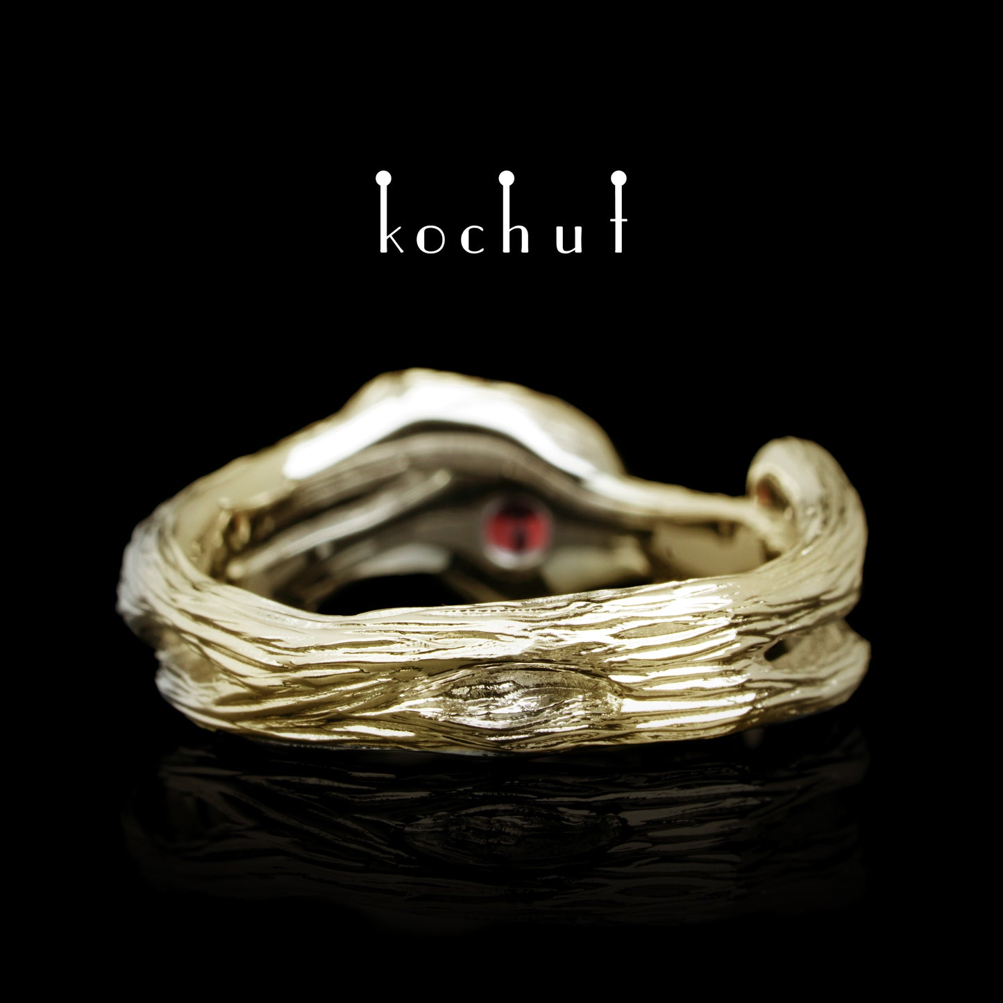 Herz des Waldes — Ring aus Gelbgold mit Granat und Diamanten