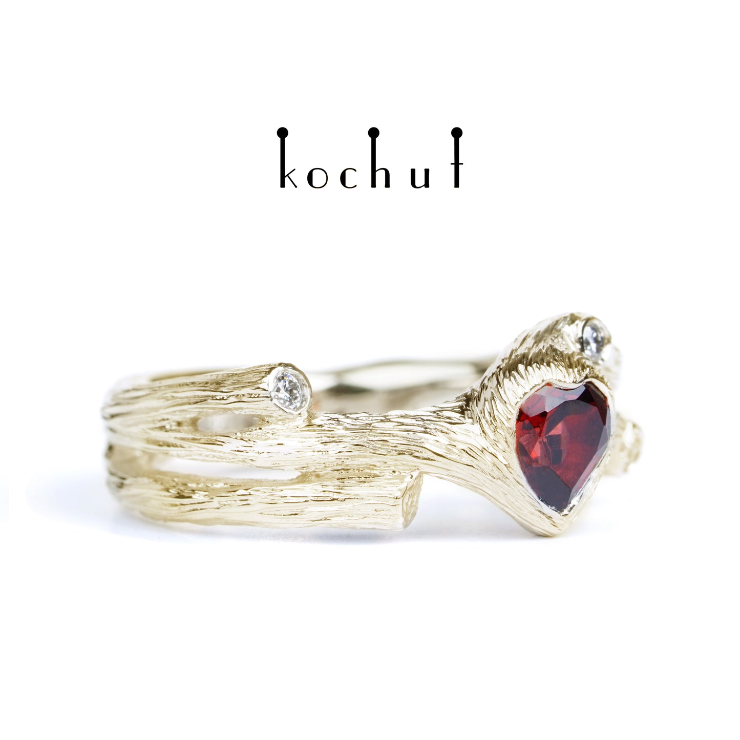 Herz des Waldes — Ring aus Gelbgold mit Granat und Diamanten