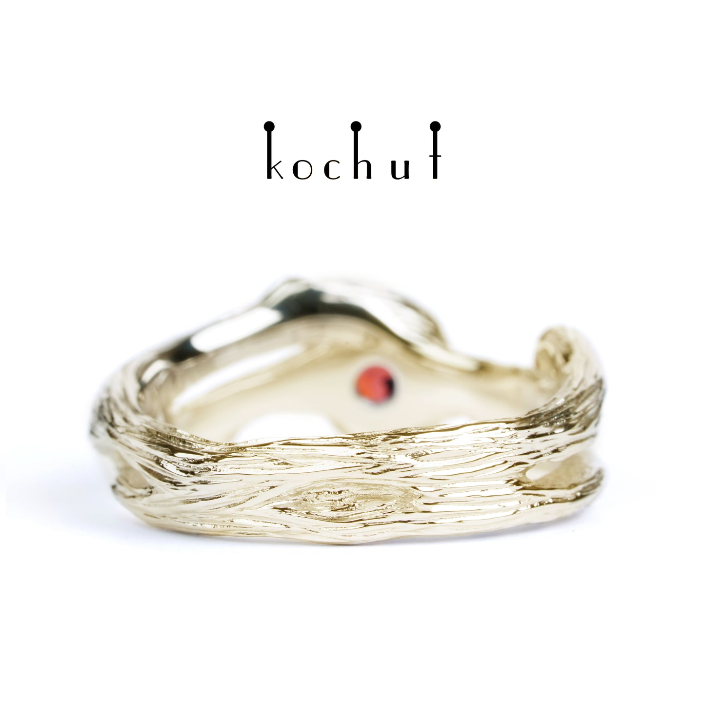 Herz des Waldes — Ring aus Gelbgold mit Granat und Diamanten