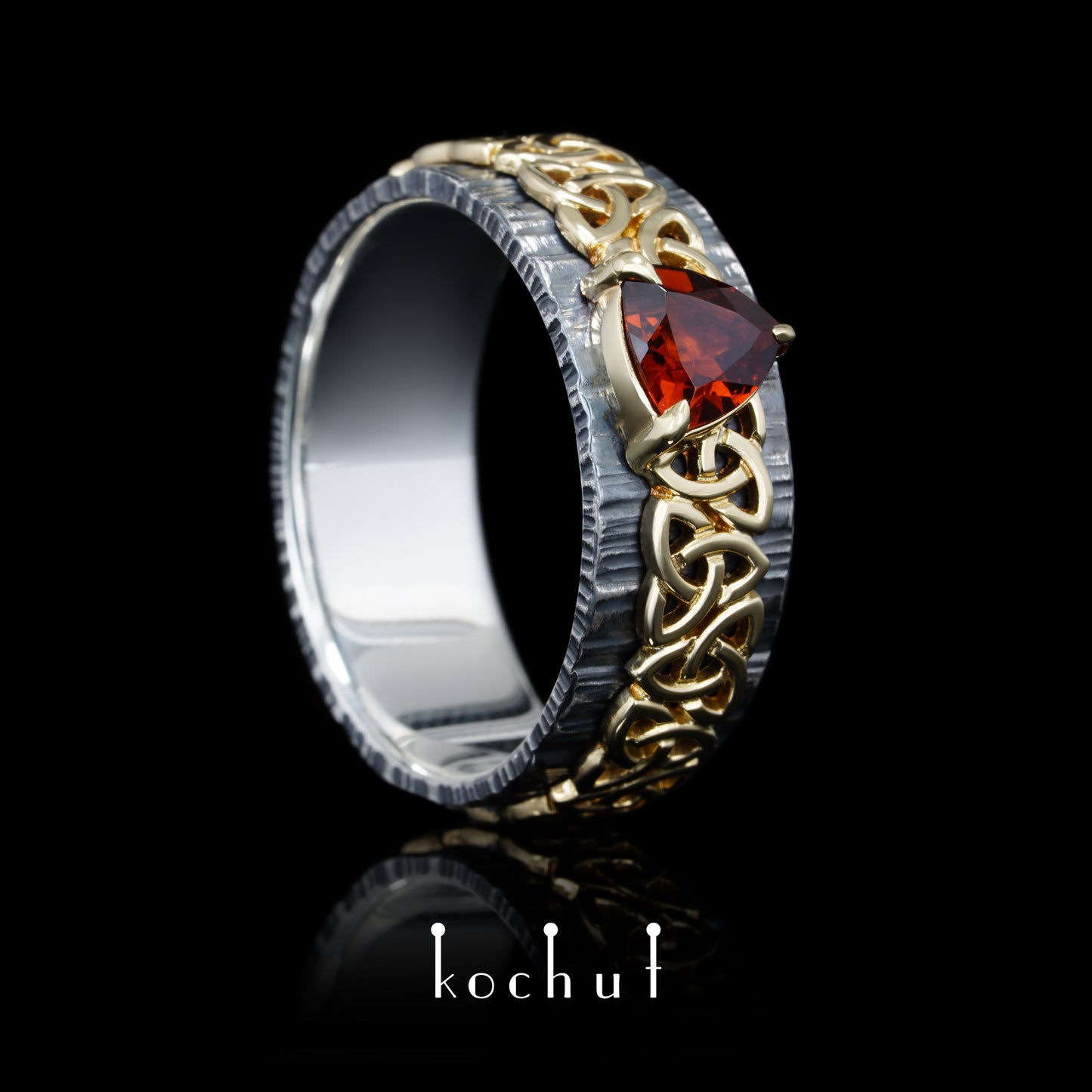 Keltisches Muster — Ring aus oxidiertem Silber und Gelbgold mit Granat