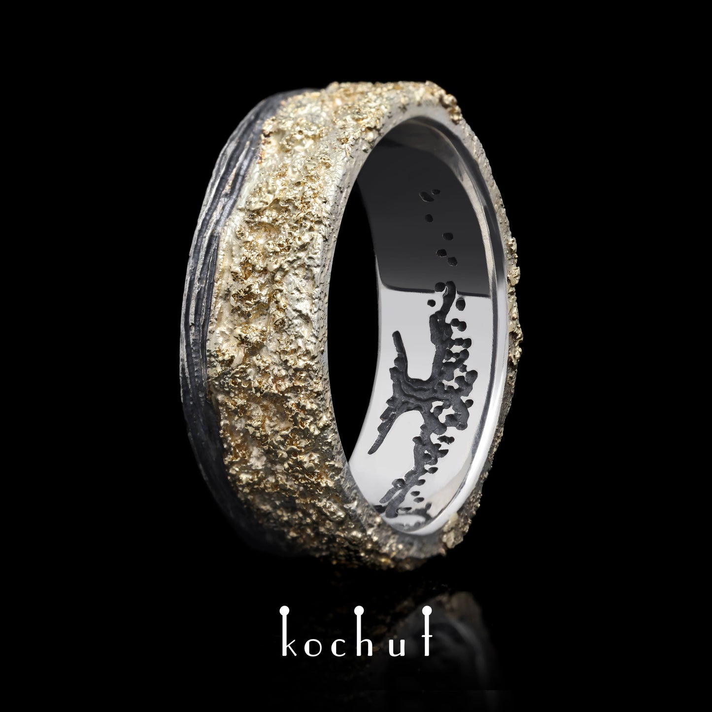 Leib und Seele mit Rinde und Lebensbaum — Ehering aus oxidiertem Silber mit Gelbgold-Oberfläche