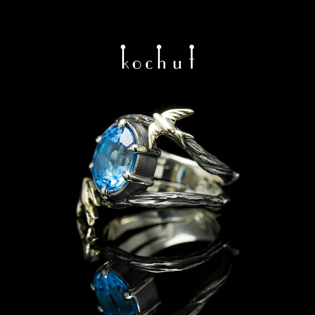 Schwalben — Ring aus Weiß- und Gelbgold mit einem Topas, überzogen mit schwarzem Rhodium