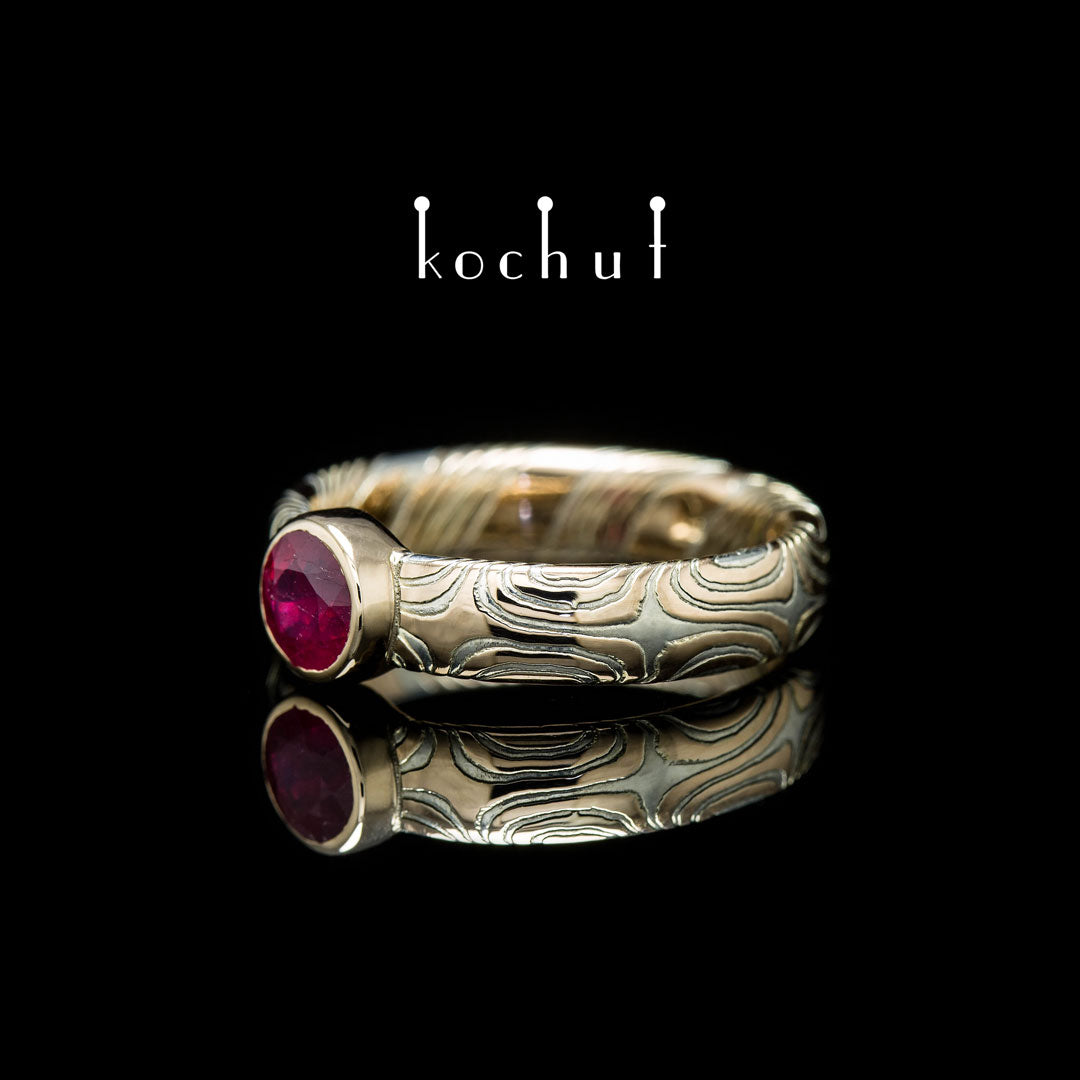 Orion — Mokume-Ring aus graviertem Silber und Rotgold mit eingebettetem Rubin