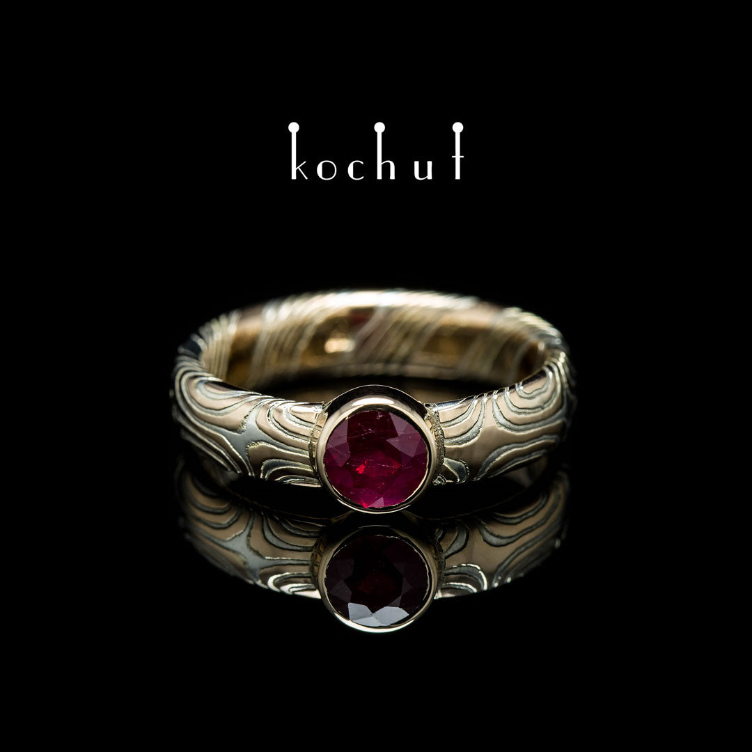 Orion — Mokume-Ring aus graviertem Silber und Rotgold mit eingebettetem Rubin