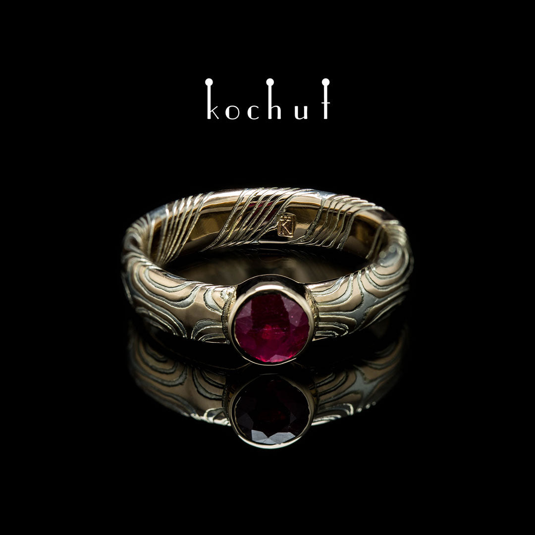 Orion — Mokume-Ring aus graviertem Silber und Rotgold mit eingebettetem Rubin