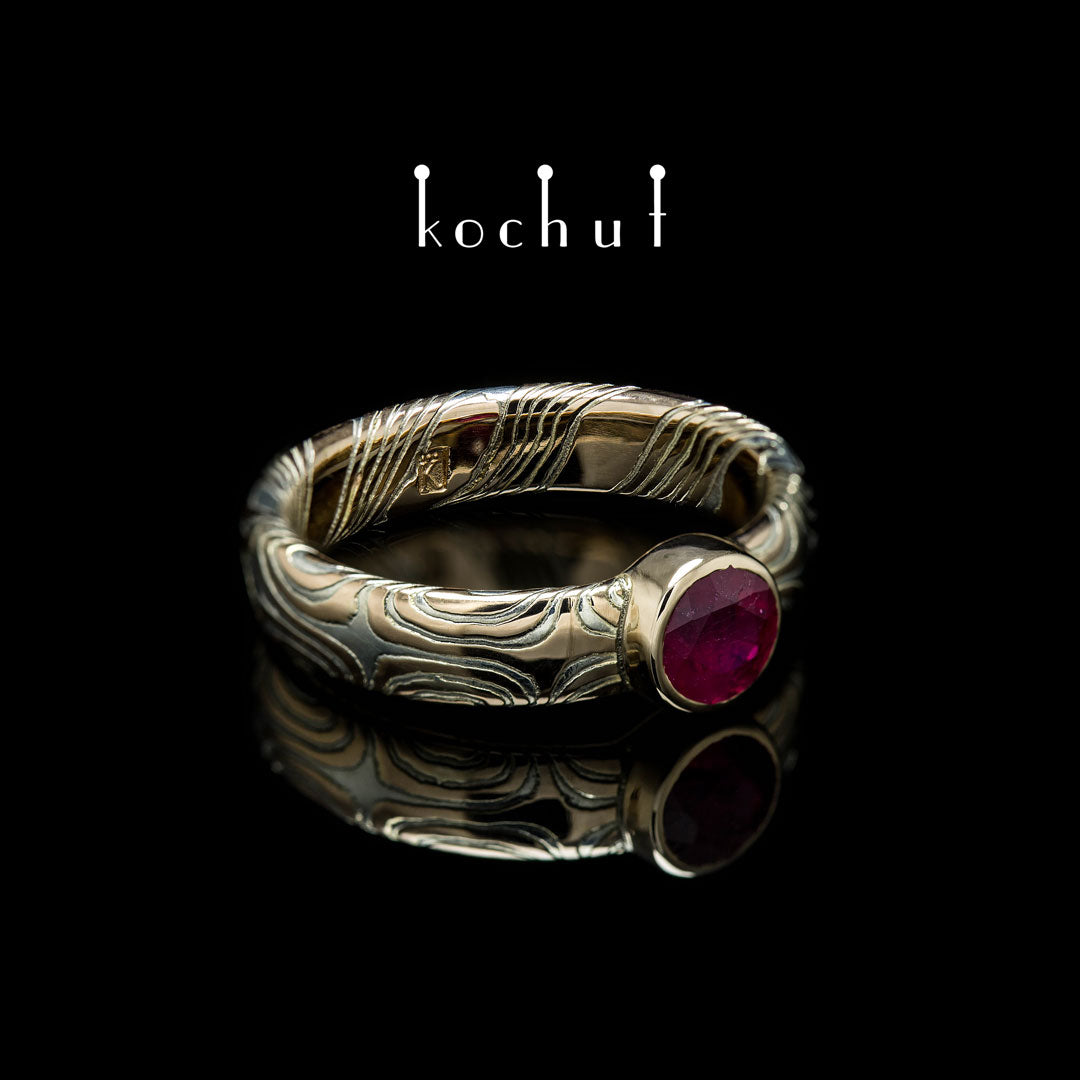 Orion — Mokume-Ring aus graviertem Silber und Rotgold mit eingebettetem Rubin