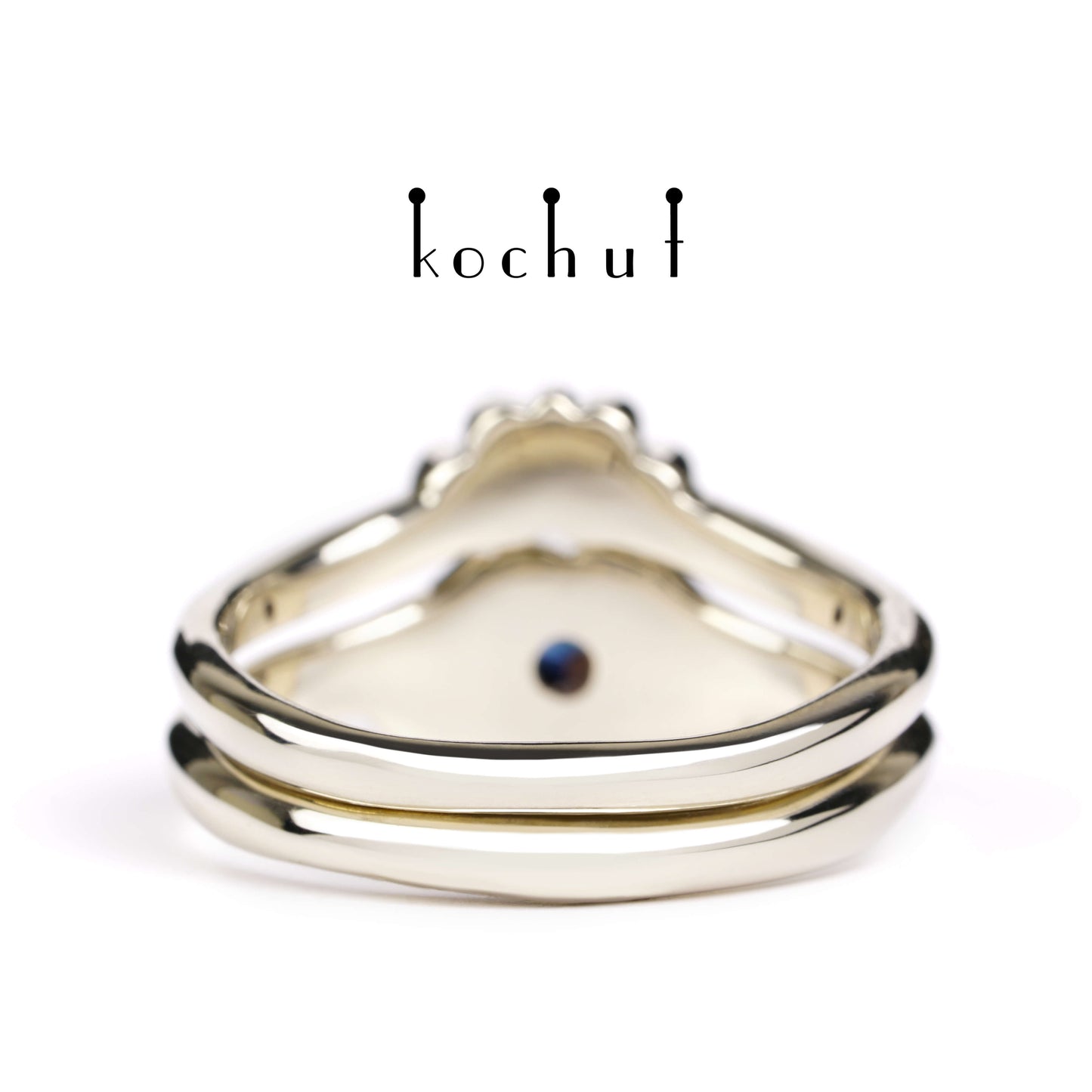Claddagh: Doppelring aus Weißgold mit einem Saphir