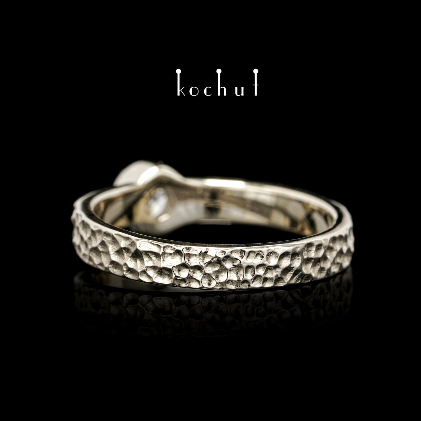 Der Weg des Lebens — Weißgold-Verlobungsring mit Diamant