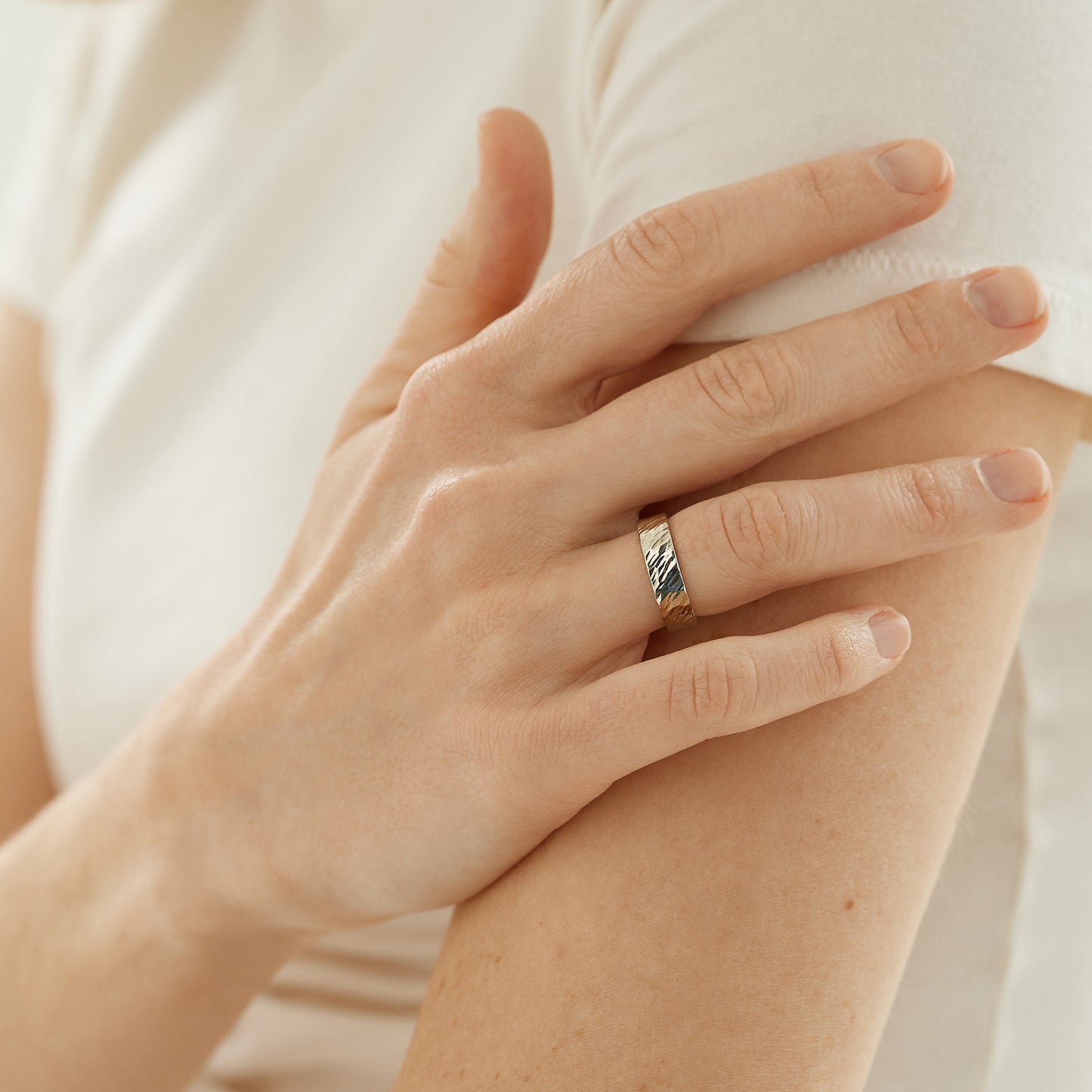 Brutal Left — geschmiedeter Ehering aus weißem 14-karätigem Gold