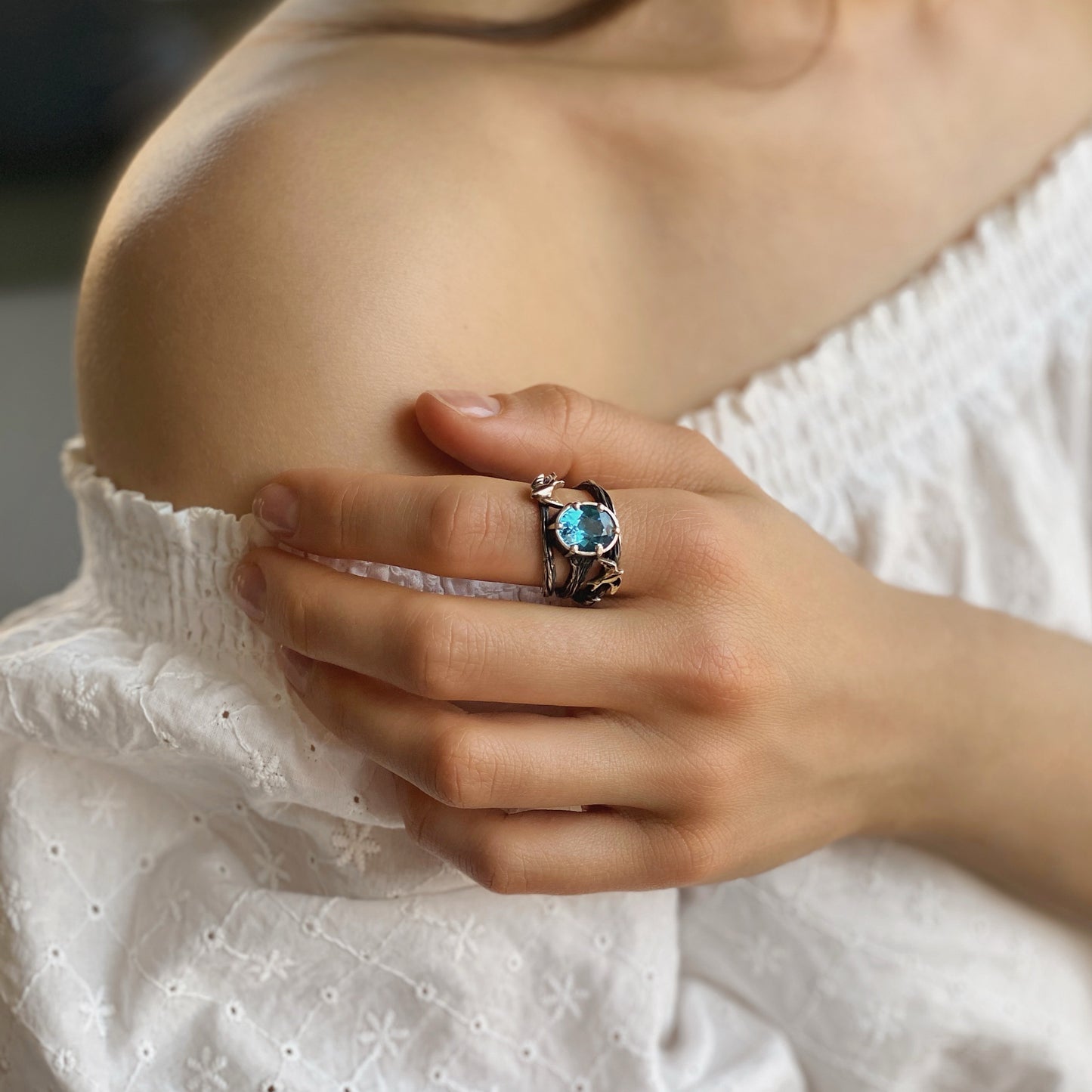 Schwalben — Ring aus Weiß- und Gelbgold mit einem Topas, überzogen mit schwarzem Rhodium